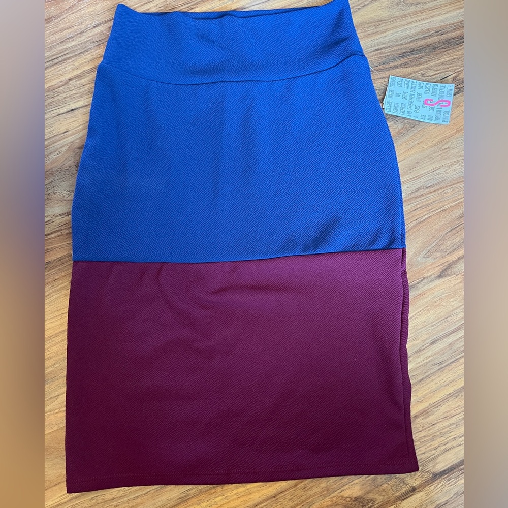 New with tags Lularoe Cassie pencil skirt size small.